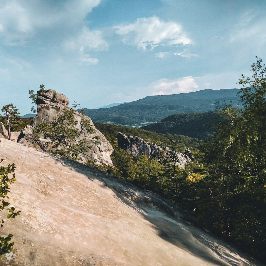 Skupina seniorov na turistickom výlete v slovenských horách