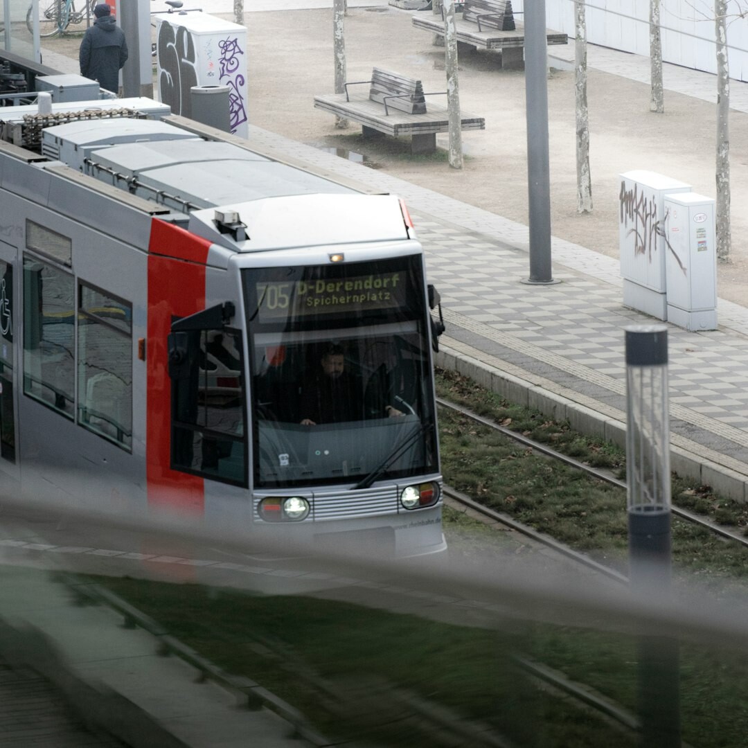 Seniori nastupujú do zájazdového autobusu na výlet