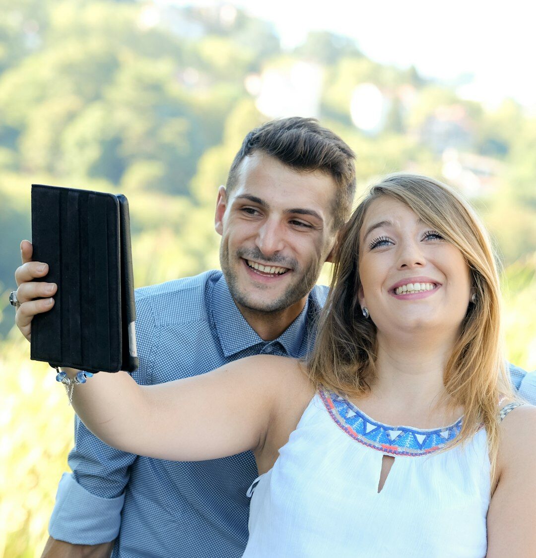 Starší muž a žena si spoločne pozerajú členskú kartu klubu
